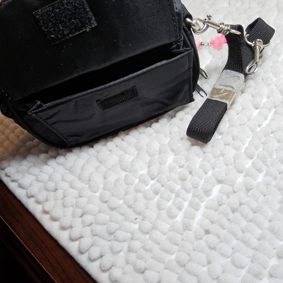 Black Crossbody with pink zipper pull charm - Picture 3 of 7